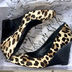 WHITE HOUSE BLACK MARKET Platforms